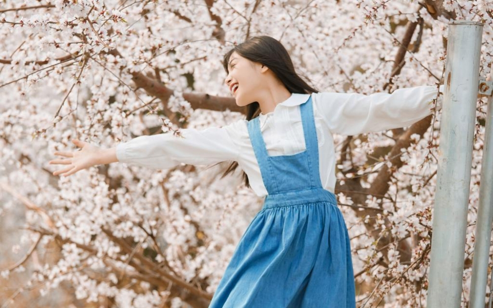 美少女笑靥如花灵动勾人写真摄影 