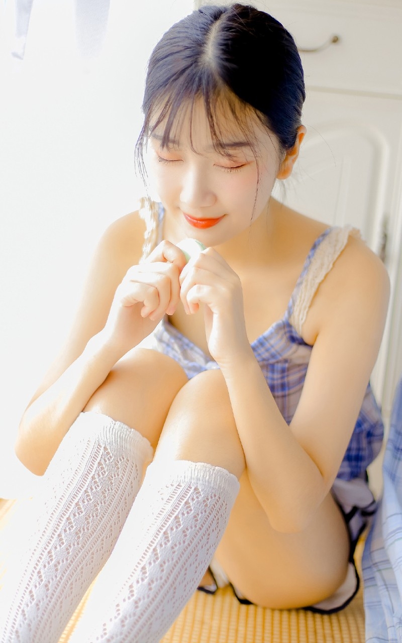 氧气少女丝袜美腿吊带美乳性感写真 