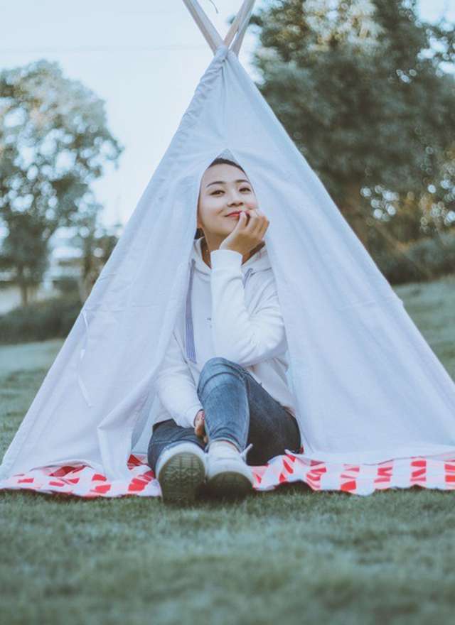 美臀网红美女抹胸衣黑丝床上姿势诱惑写真 