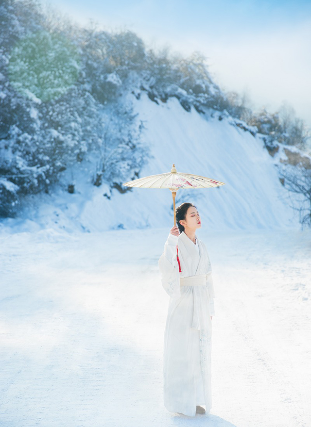 90后白嫩美女绮里嘉ula热辣牛仔裤泳衣旅拍写真 