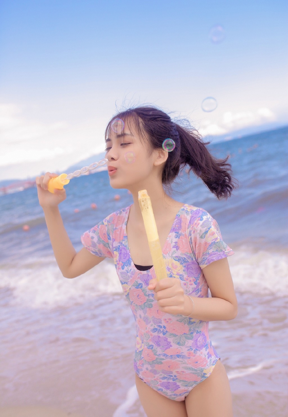 湿身萝莉美腿酥胸裸足吹泡泡性感风骚写真 