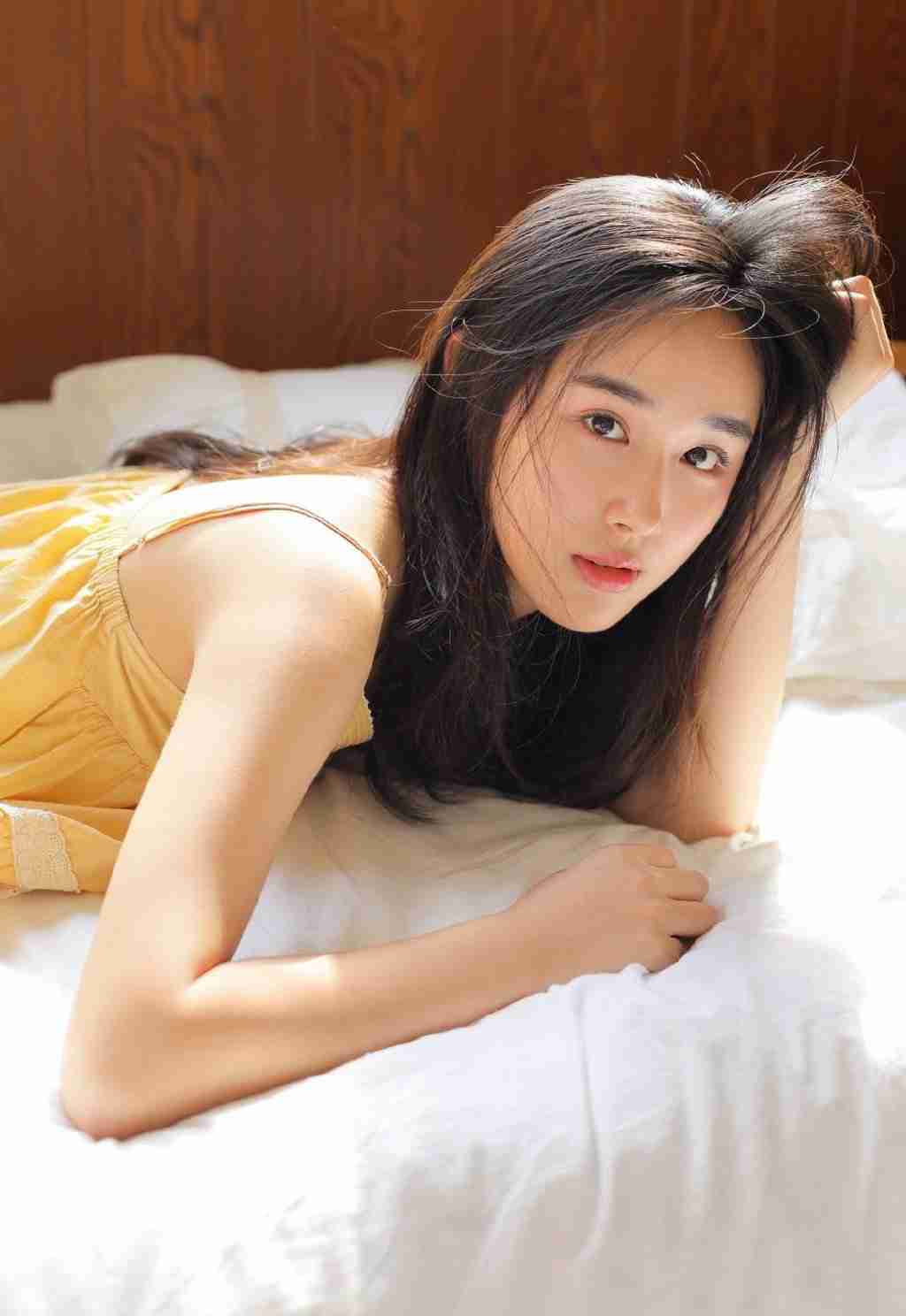 性感美女魏扭扭沙发上风情万种写真图片 