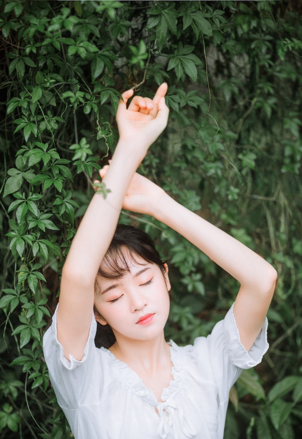 风潮少女路小冉刺绣夹克虎头背包性感写真 