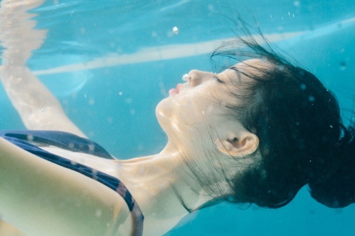 深海女孩湿身连体内衣白丝氧气白嫩写真 