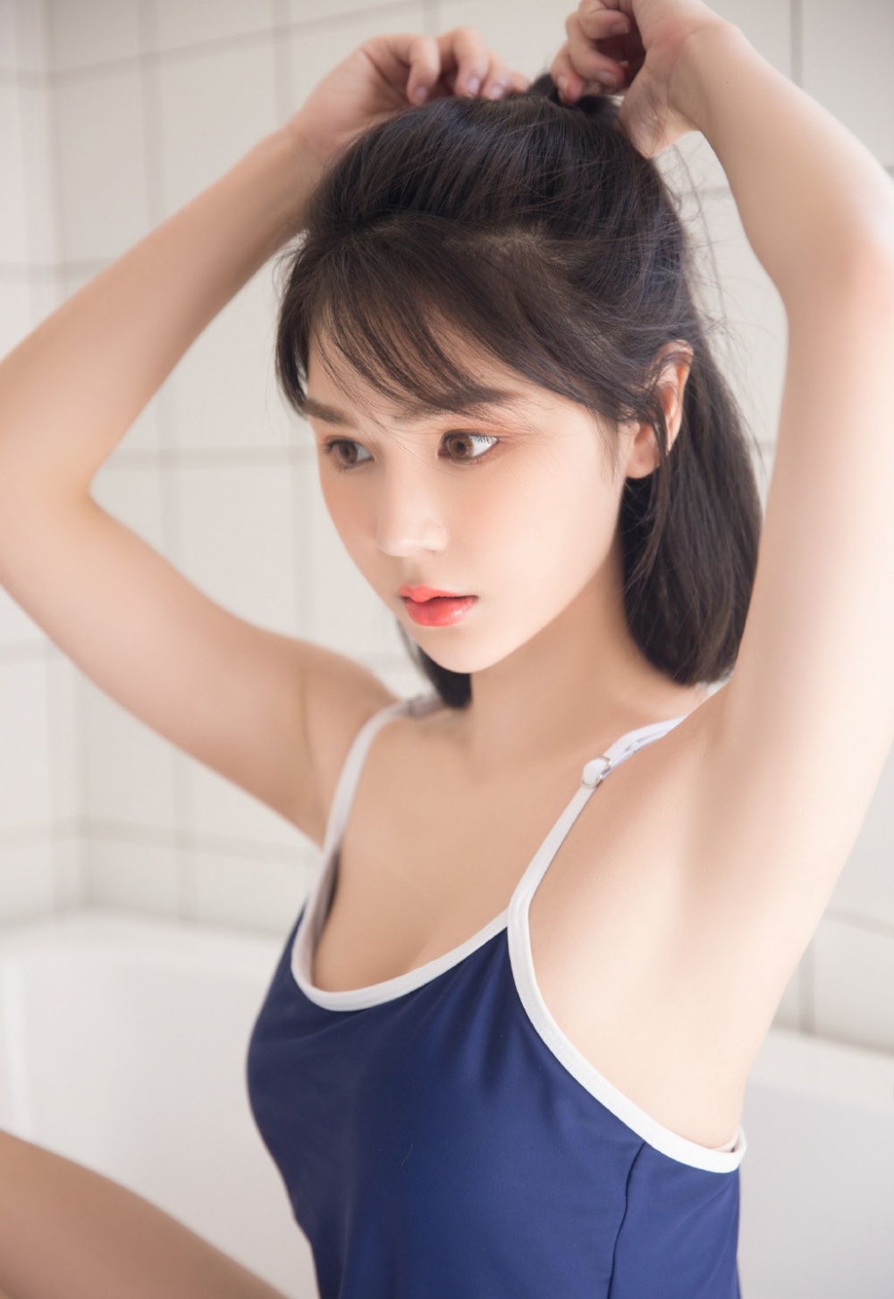 长腿美女前凸后翘性感写真 