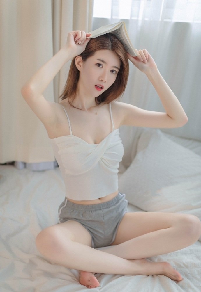 金发美女白皙诱人美腿性感写真 