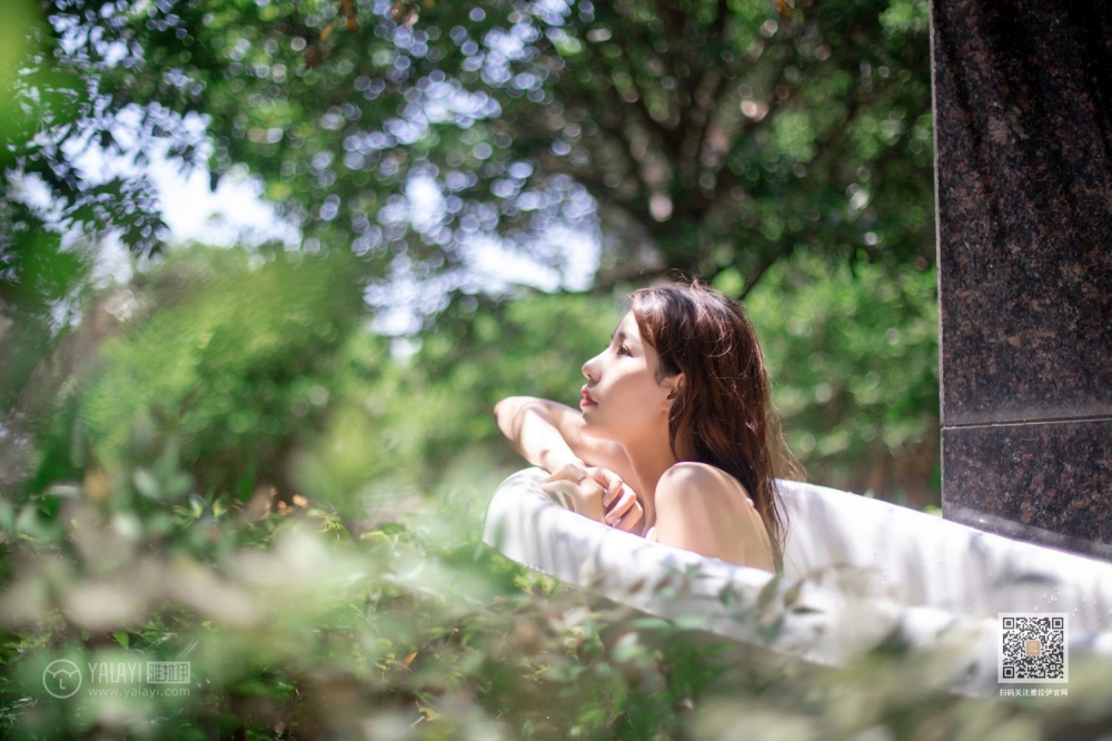 性感美女深v吊裙白嫩美乳湿身诱惑图片 