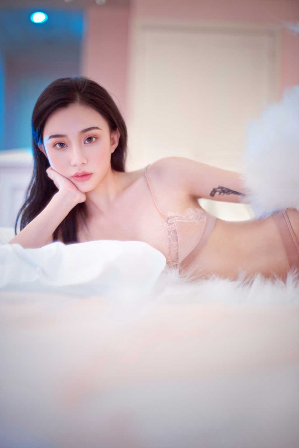 90后小美女傲娇萌萌性感酥胸诱惑图集 