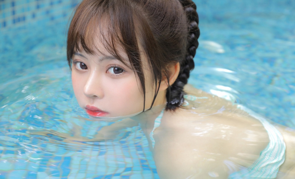 比基尼美少女泳池湿身诱惑写真 