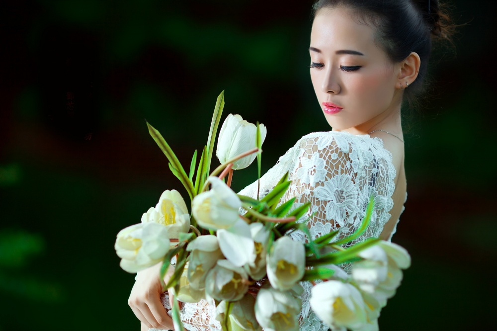 抱着鲜花的美女透视蕾丝装性感写真图片 