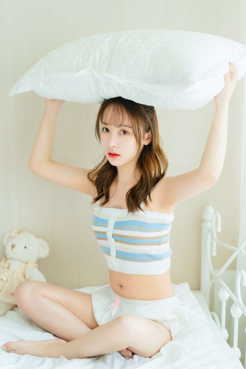 长腿美女性感白嫩写真 