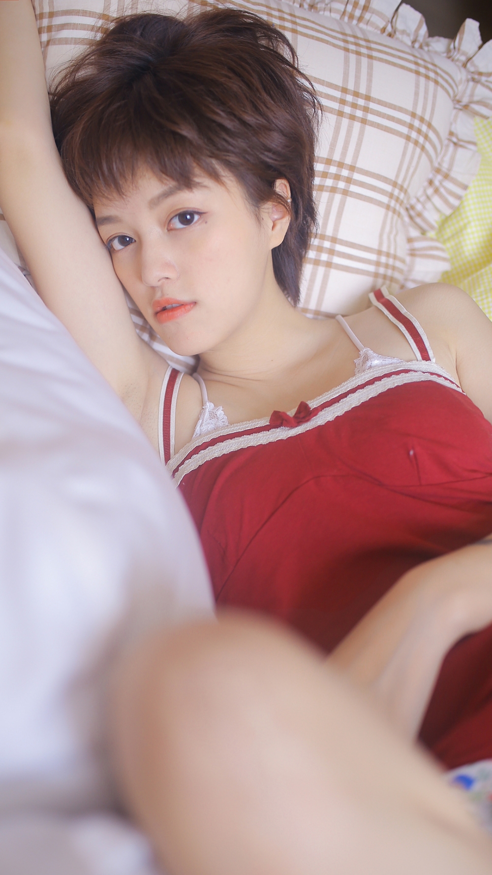 短发美女泪痣红色吊带妖艳风性感写真合集 