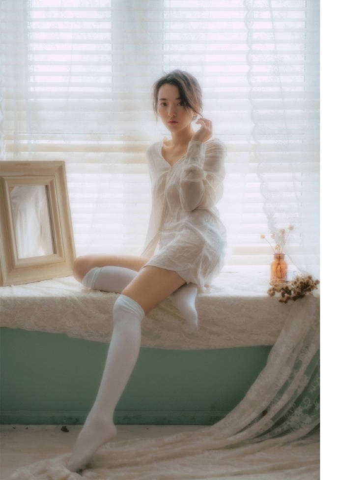 16岁人体艺术美女白丝美腿写真