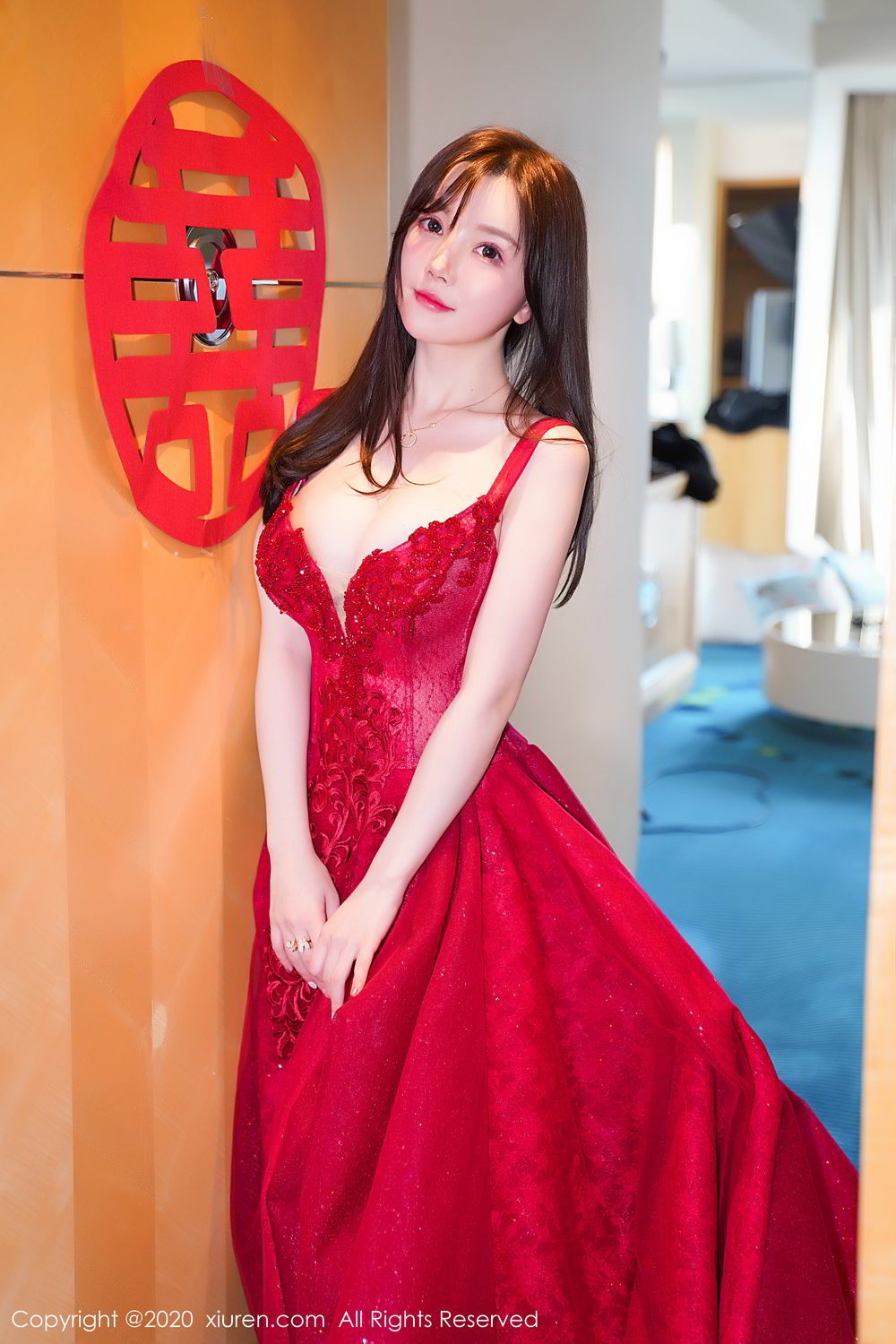 大胸美女糯美子低胸礼服迷人乳沟图库 