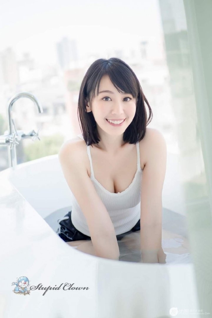 短发美女浴室性感写真 