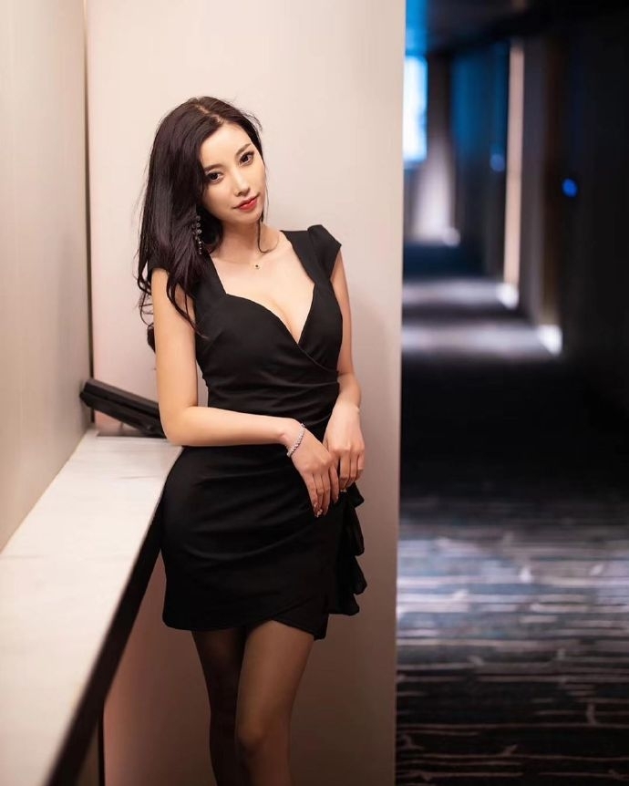 人体艺术美女杨晨晨sugar黑丝制服诱惑写真 