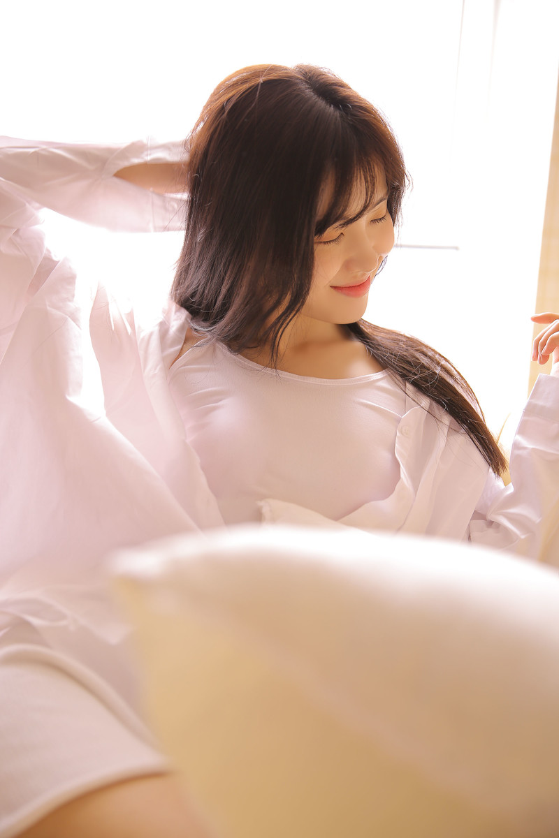 高颜值美女大耳朵夏至养眼美照图片 