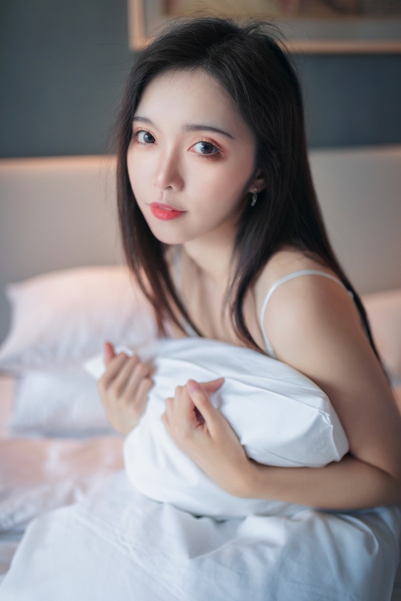 床上美女少妇蕾丝睡裙性感写真 