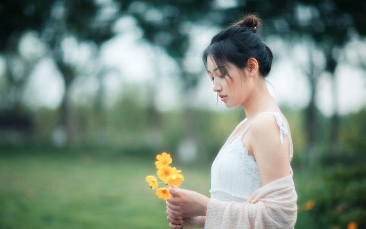 清秀美女张雨萌薄纱透视装写真翘臀诱人 