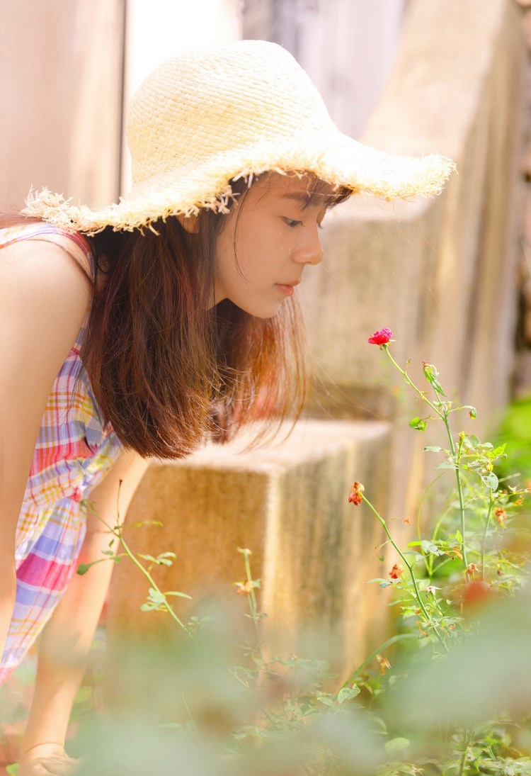 混血美女张琳熙学生制服写真酥胸诱人 