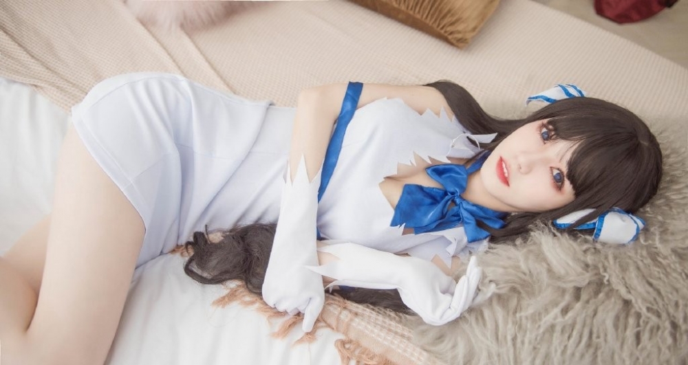 白皙美女赫斯缇亚cosplay写真 