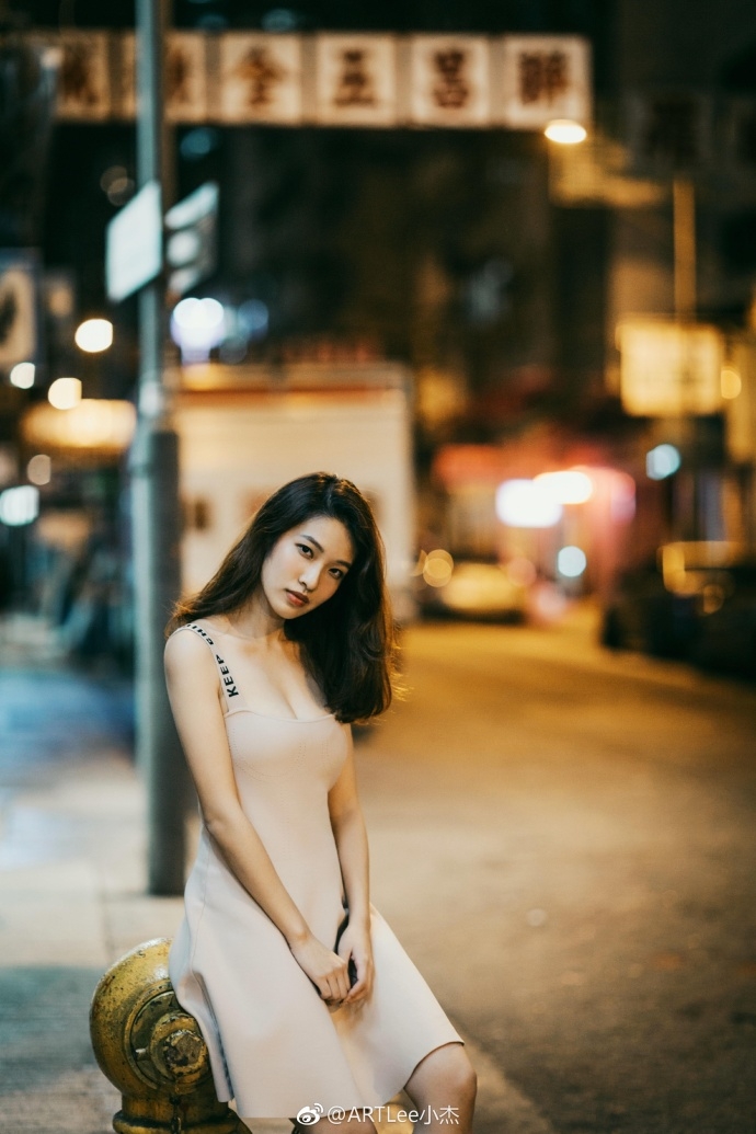 夜港街头少女露酥胸诱惑性感图片 