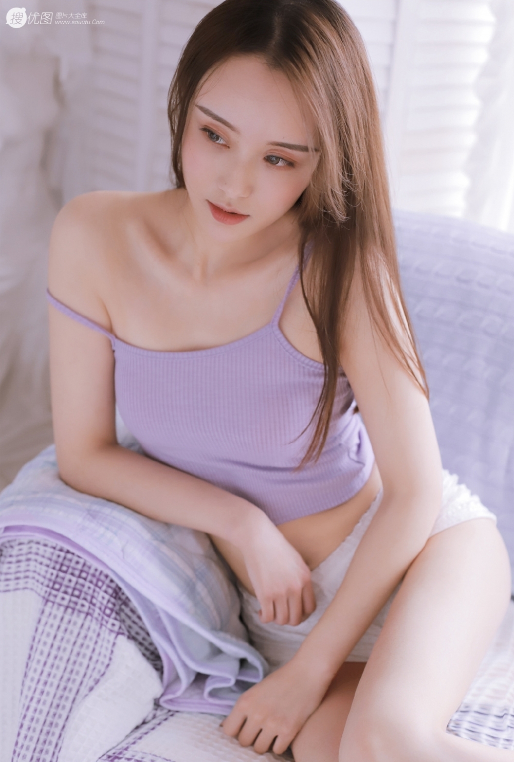 湿发美女修身吊带性感写真 