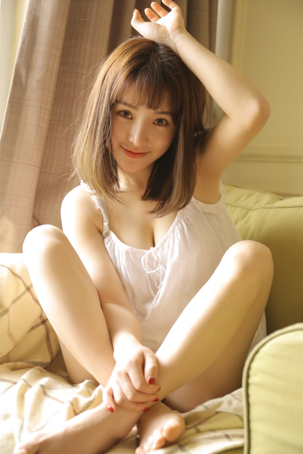 白色吊带美女居家性感写真 