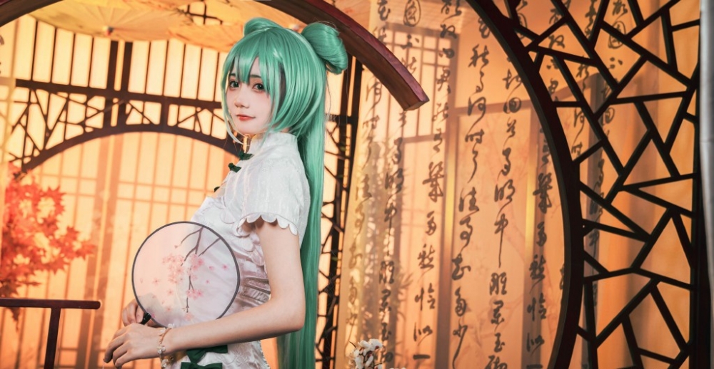 日系萌妹cosplay韶华初音未来性感开叉裙写真 