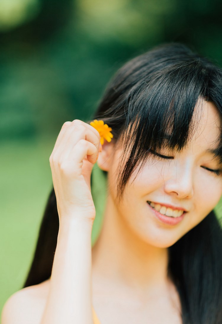 性感女神凯竹BuiBui吊带裙迷人魅力写真 