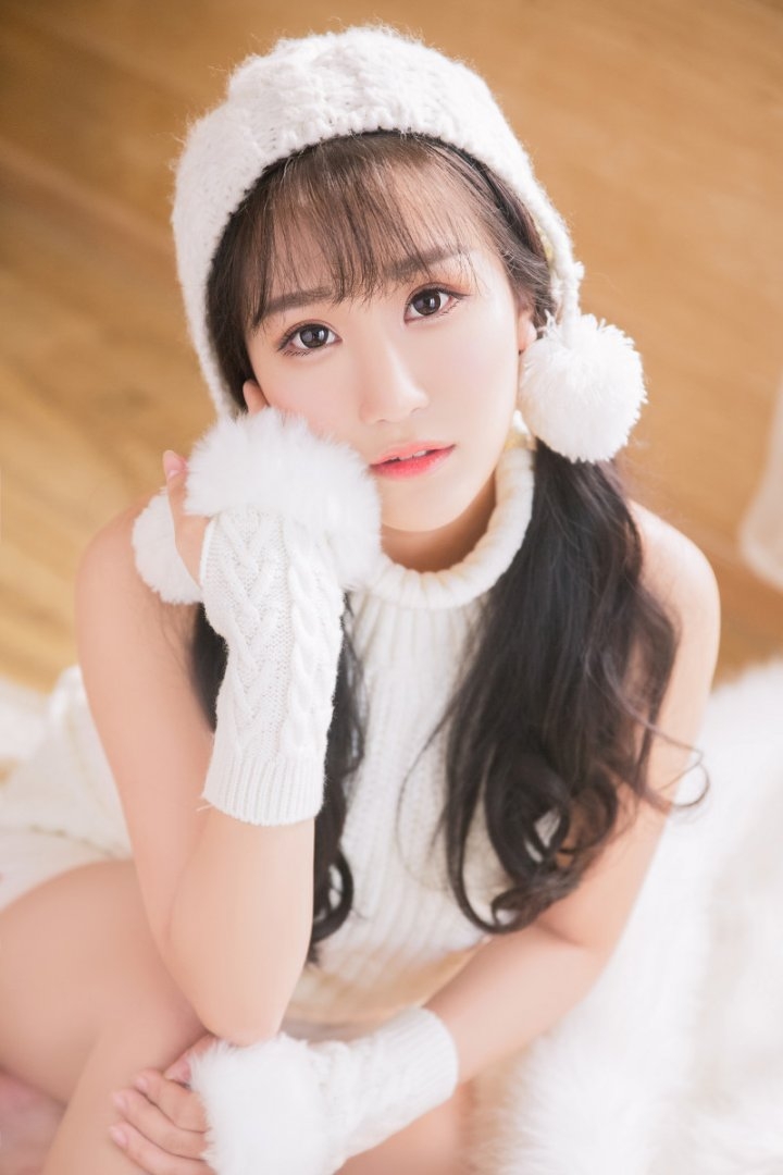 长发美女暖冬私房性感写真 