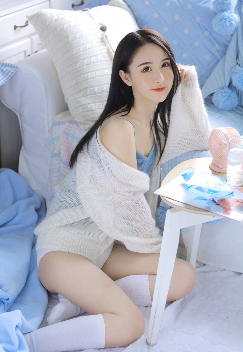 美女模特白色开衫性感写真 