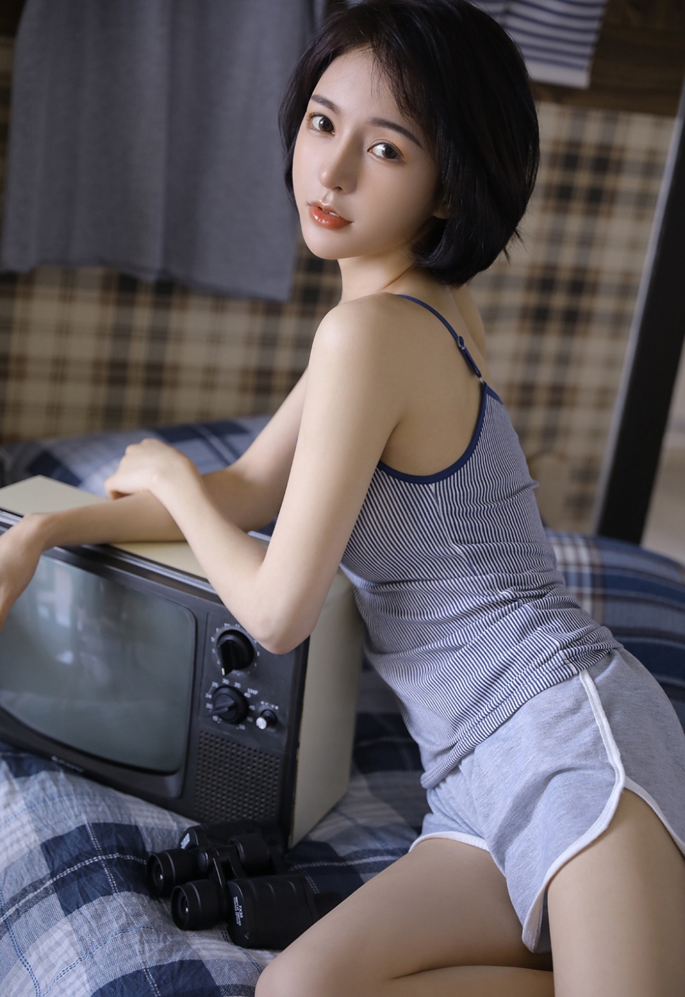 短发骨感小美女俏皮居家写真 