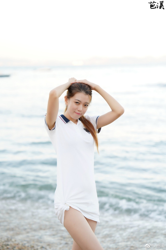 海边风骚少女撩衣诱惑性感美女勾引写真 