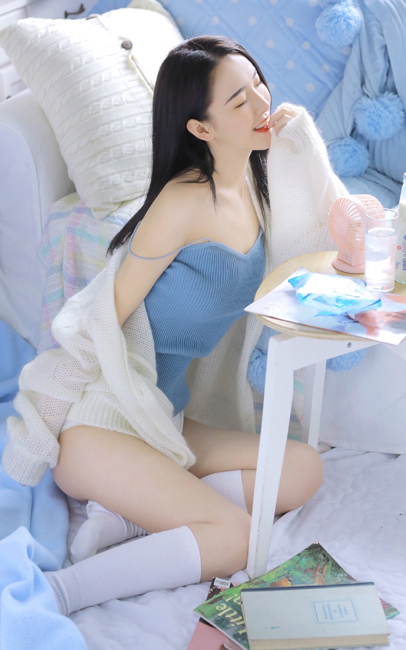 美女模特白色开衫性感写真 