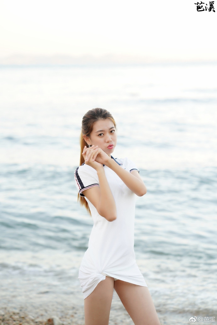 海边风骚少女撩衣诱惑性感美女勾引写真 