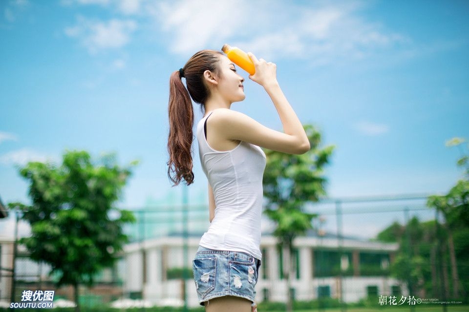 运动型性感美女操场户外诱人写真 