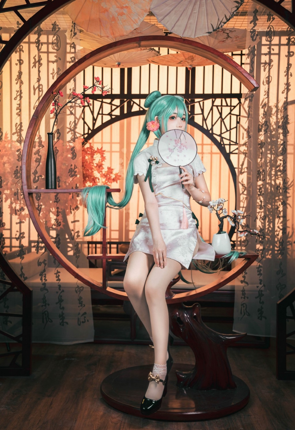 日系萌妹cosplay韶华初音未来性感开叉裙写真 