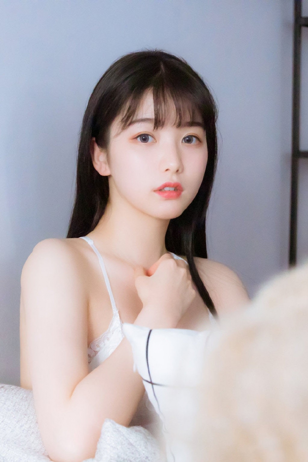 美女靓妞低胸吊带丰满乳沟迷人图片 