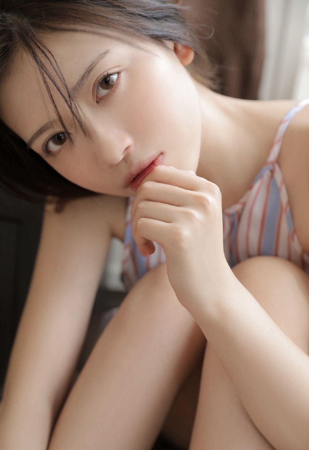 吊带睡衣美女性感白嫩美腿私房写真