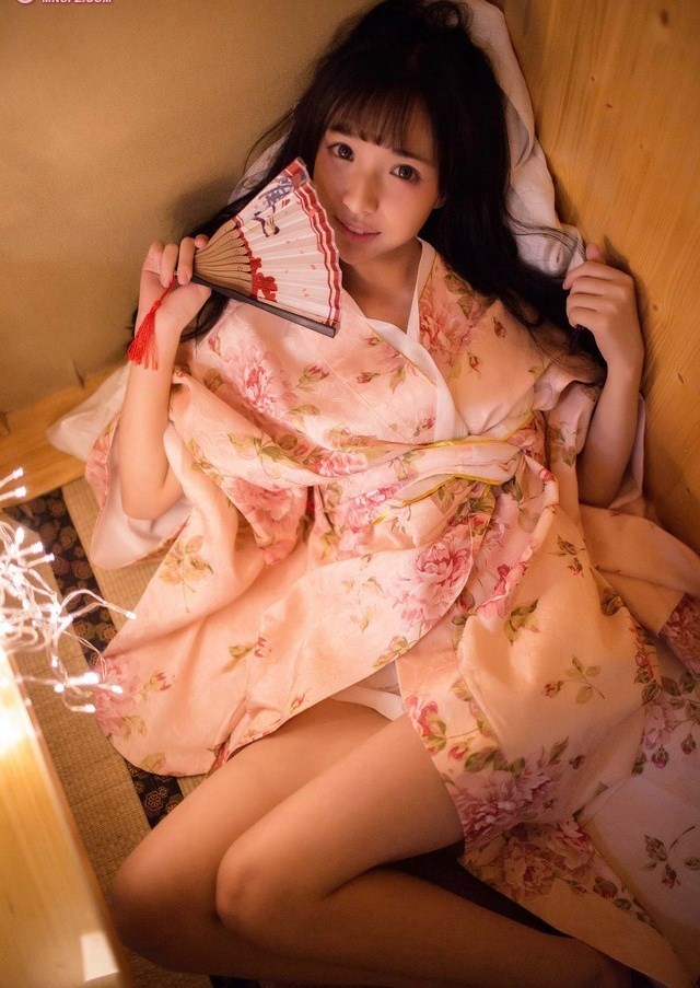 美女穿粉色浴衣性感迷人写真 