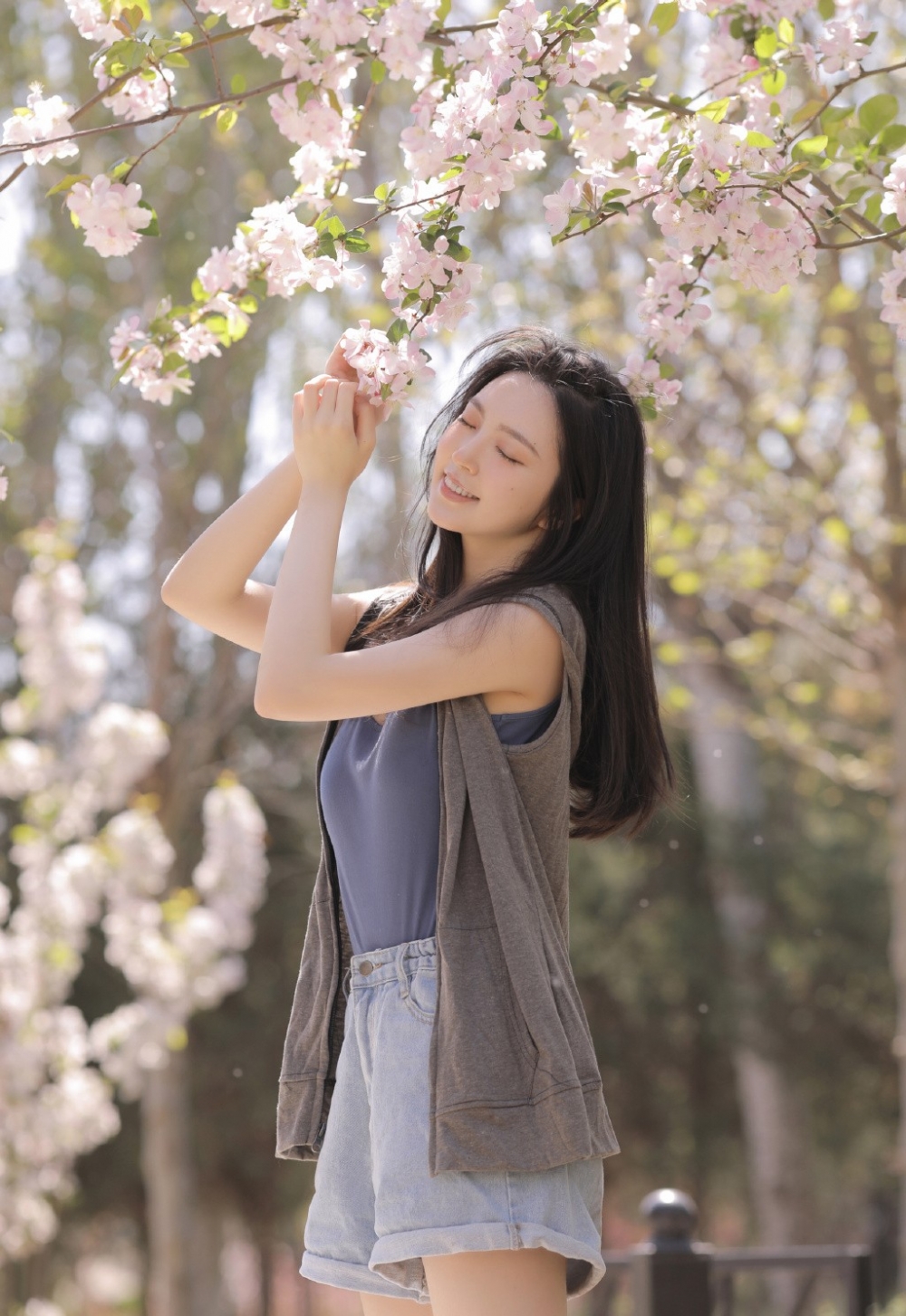 阳光美女户外笑靥如花清新养眼照片 