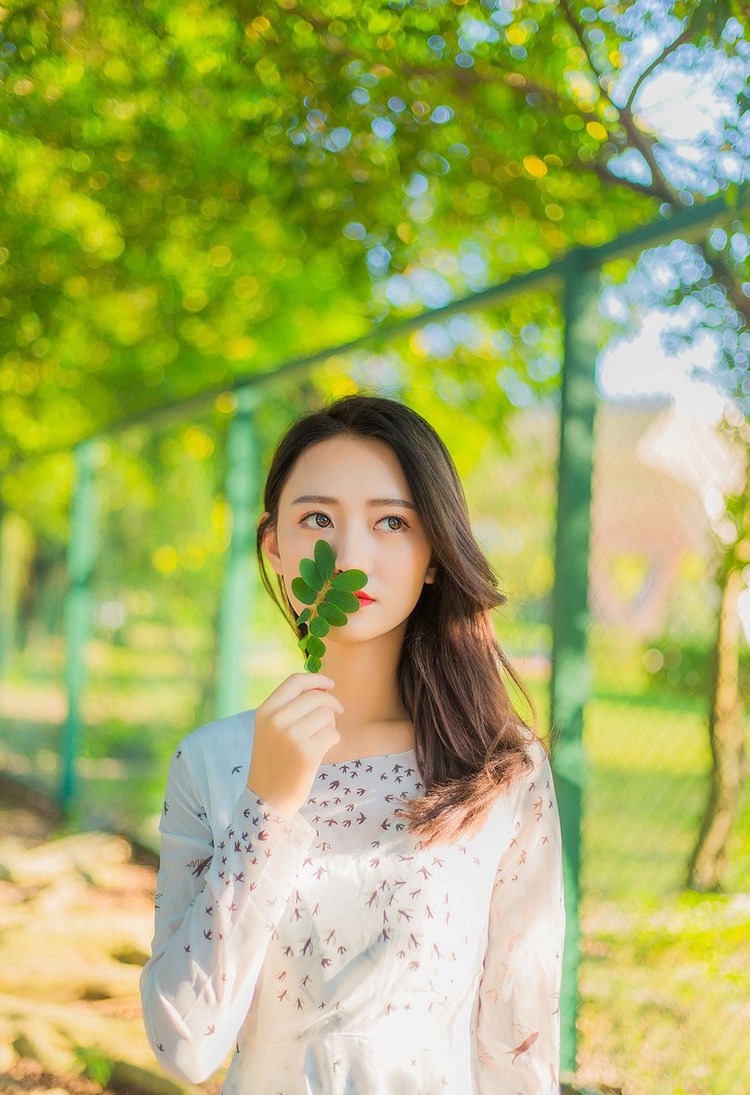 素颜美女妲己_Toxic黄色吊带裙靓丽旅拍海滩写真 