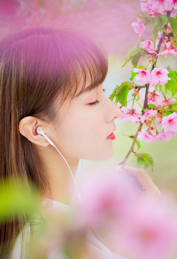 氧气少女丰韵性感火辣露背写真 