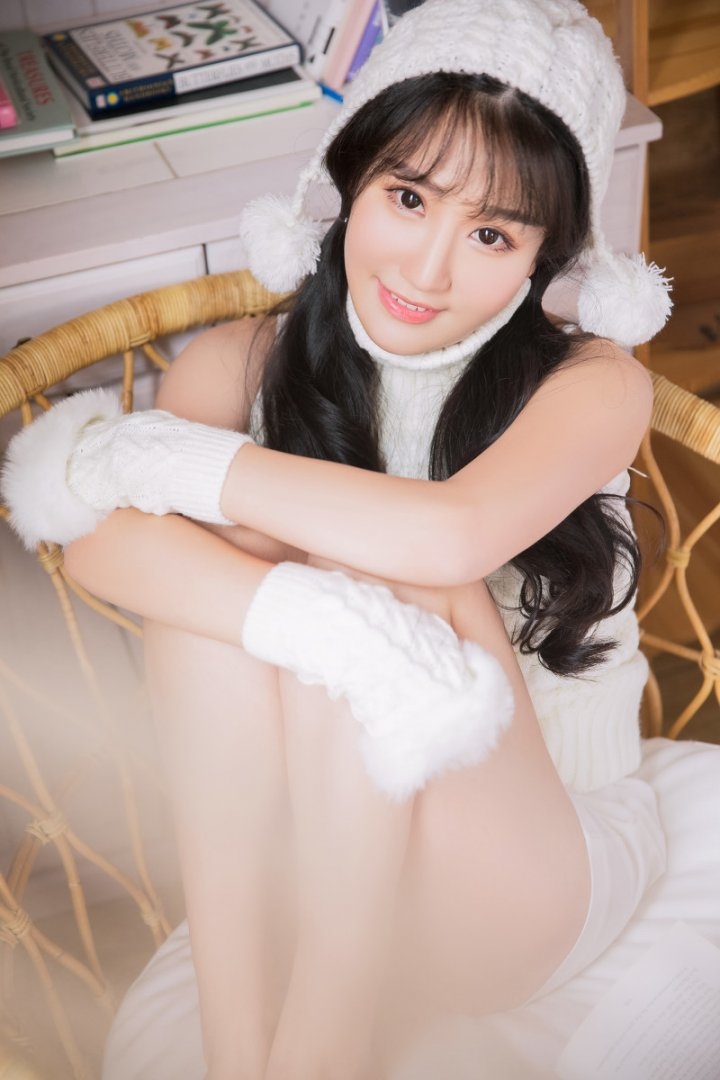 长发美女暖冬私房性感写真 