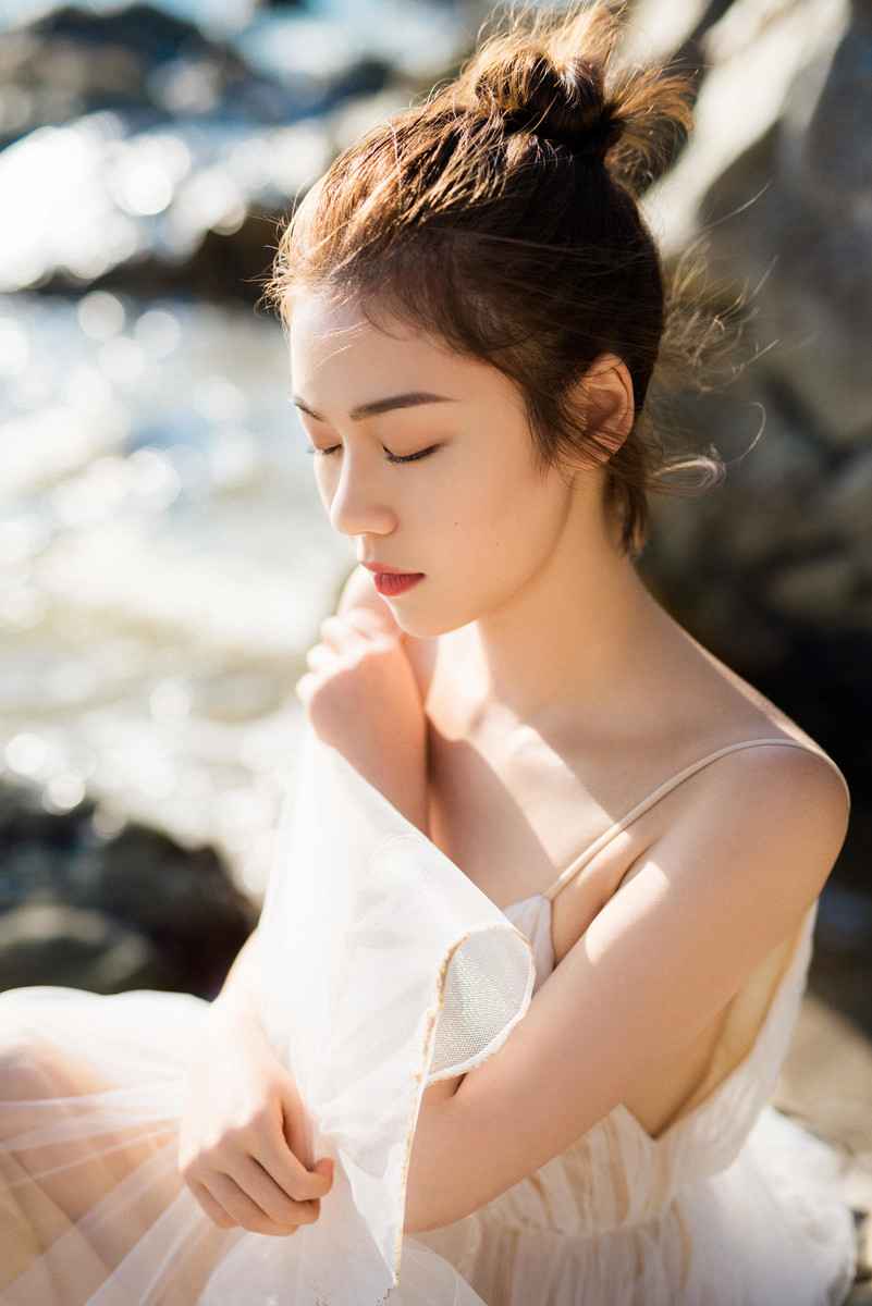 气质美女御姐阿依努尔瓦娅性感写真 