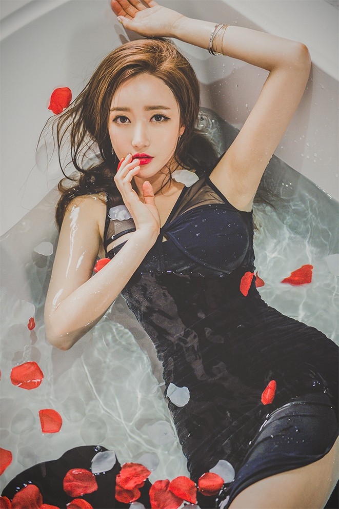 韩国御姐李妍静浴缸花瓣水湿身艺术大胆写真