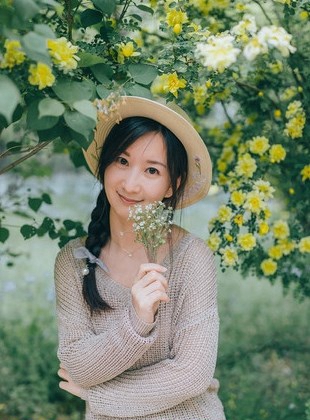 性感女神王语纯吊带睡衣写真美乳诱人 