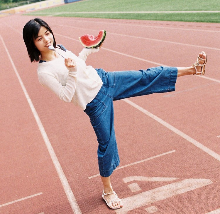 街头少女火辣嘻哈风格性感诱惑写真图片 