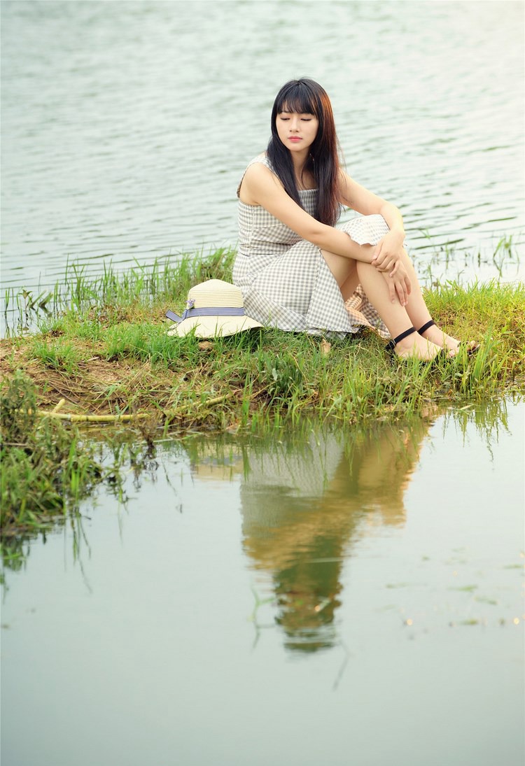 性感美女芝芝泳装写真美乳诱人 